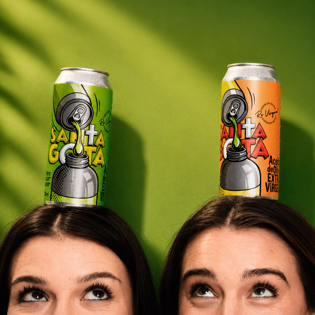 Dos mujeres con una lata Santa Gota verde y otra naranja en equilibrio sobre la cabeza