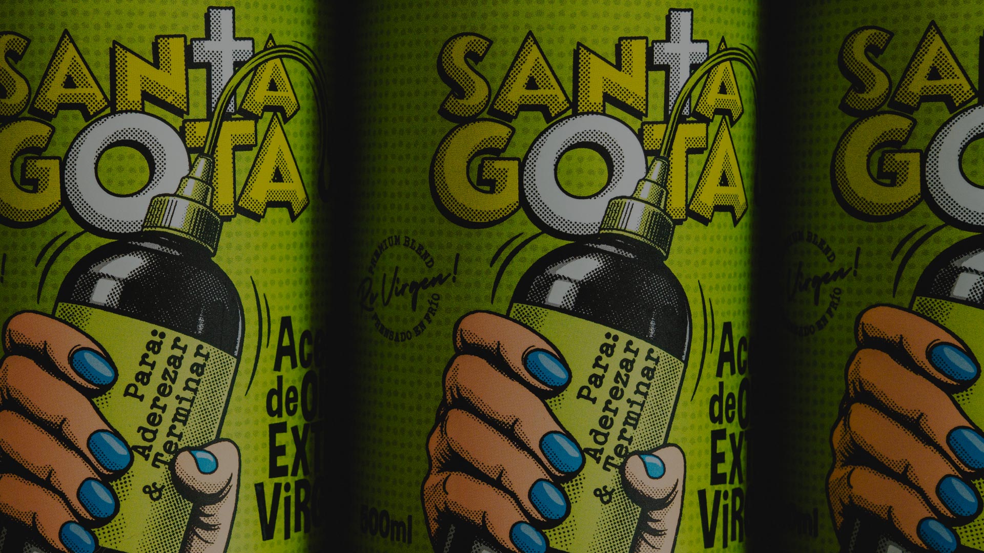 Primer plano de etiquetas verdes de Santa Gota con ilustracion pop-art de una mano sosteniendo el squeeze